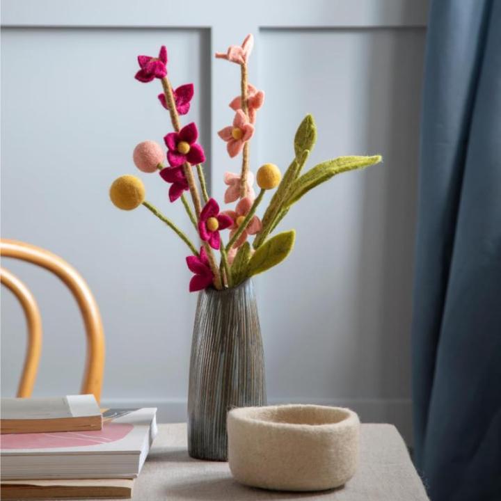Gry & SIF Kunstkersenbloesemtakken van vilt, flexibele steel, decoratieve takken, vilten bloem, vilten tak, kersenbloesem, lentedecoratie, handgemaakt, fairtrade, 43 cm, 3 x roze