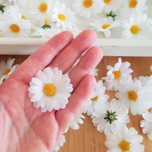 100Pcs Kunstmatige Gerbera Daisy Zijde Bloemen Heads 4Cm Wit Nep Gerbera Bloemblaadjes Voor Party Bruiloft Tafel Verspreid Confetti Scrapbooking Accessoires Uitnodigingskaarten Dec