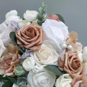Künstlicher Blumenstrauß mit Wassertropfen, Handblumen, Ornament, Hand