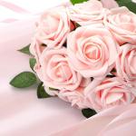 50Pcs künstliche Rosenblüten, erröten rosa Rosen Real Touch Foam gefälschte Rose Bulk mit Stiel für Hochzeitssträuße Mittelstücke Brautdusche Party Home DIY künstliche Blu