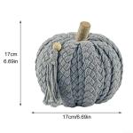 Dekorative gestrickte Kürbisse für Herbstveranstaltungen. Verschönern Sie Ihr Zuhause mit diesem stilvollen Erntedank-Mittelstück (C)