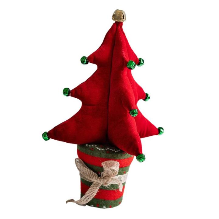 Schöner kleiner Weihnachtsbaum mit Glocken für Kamine im Innenbereich