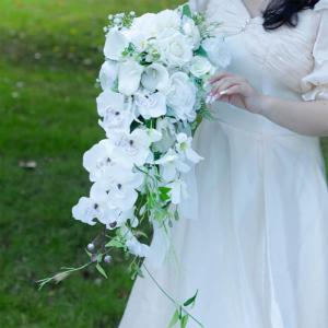 Braut Brautjungfer Hochzeit Bouquet weiße Seide Rose Blumen Braut hält Blumen