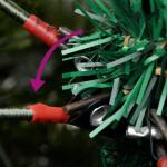 Künstlicher Weihnachtsbaum mit LED Beleuchtung Weihnachtsbaum mit Schnee mit Tannenzapfen Grün und Weiß PVC 225 x 120 cm