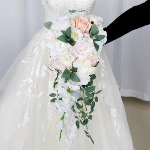 Wunderschönes künstliches Blumenarrangement, leichte künstliche Blumenkombination, Brautjungfernstrauß für Hochzeitsfeierdekorationen