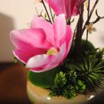Kunstblumen Gefälschte Magnolienpflanzen für den Innenbereich, künstliche Blumenarrangements mit Porzellanvase, Innendekoration für Hochzeitsfeiern zu Hause für jeden Anlass