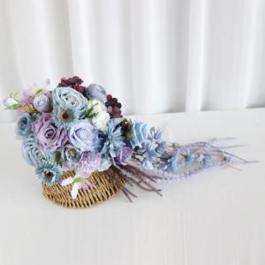 Brautstrauß, tropfenförmiger künstlicher Rosenstrauß, Braut und Brautjungfern halten Blumensträuße, Langer Blumenstrauß