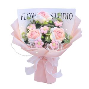 Kant-en-klare gehaakte bloemen boeket met licht handgemaakt gebreid kunstboeket. Kant-en-klaar gebreid bloemenboeket voor bruiloft, roze