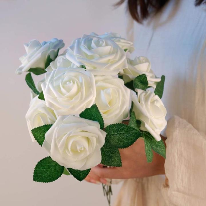 50Pcs künstliche Rosenblüten, echt aussehende Elfenbein gefälschte Schaumrosen Bulk mit Stiel für Hochzeitssträuße Mittelstücke Brautdusche Home Party DIY Blumenarrangements