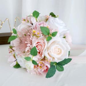 Auffälliger handgehaltener Hochzeitsstrauß. Wunderschöner Blumenstrauß für die Party.