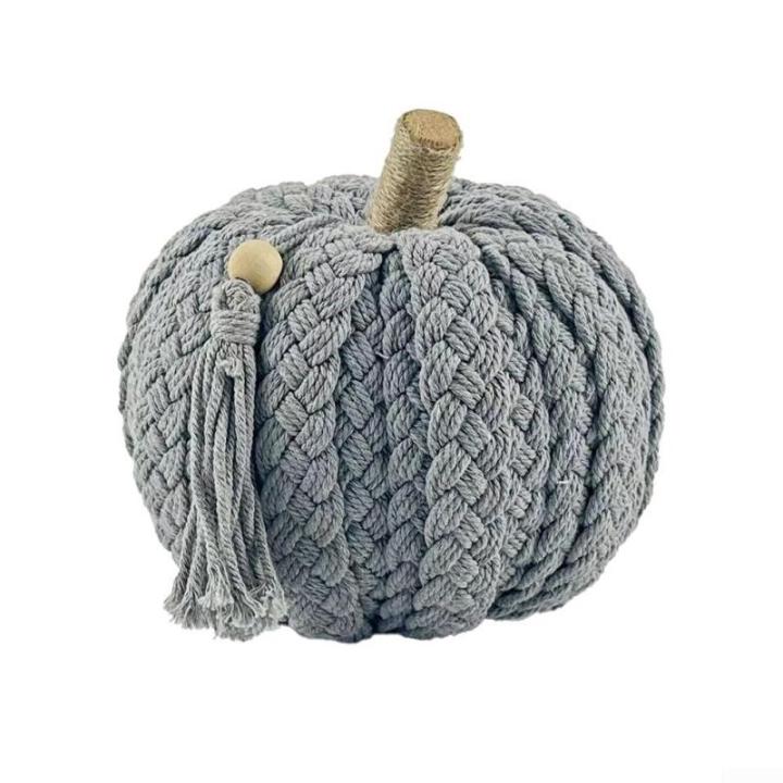 Dekorative gestrickte Kürbisse für Herbstveranstaltungen. Verschönern Sie Ihr Zuhause mit diesem stilvollen Erntedank-Mittelstück (C)