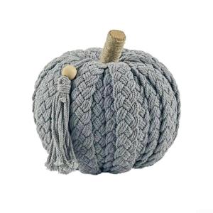 Dekorative gestrickte Kürbisse für Herbstveranstaltungen. Verschönern Sie Ihr Zuhause mit diesem stilvollen Erntedank-Mittelstück (C)