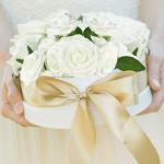 50Pcs künstliche Rosenblüten, echt aussehende Elfenbein gefälschte Schaumrosen Bulk mit Stiel für Hochzeitssträuße Mittelstücke Brautdusche Home Party DIY Blumenarrangements
