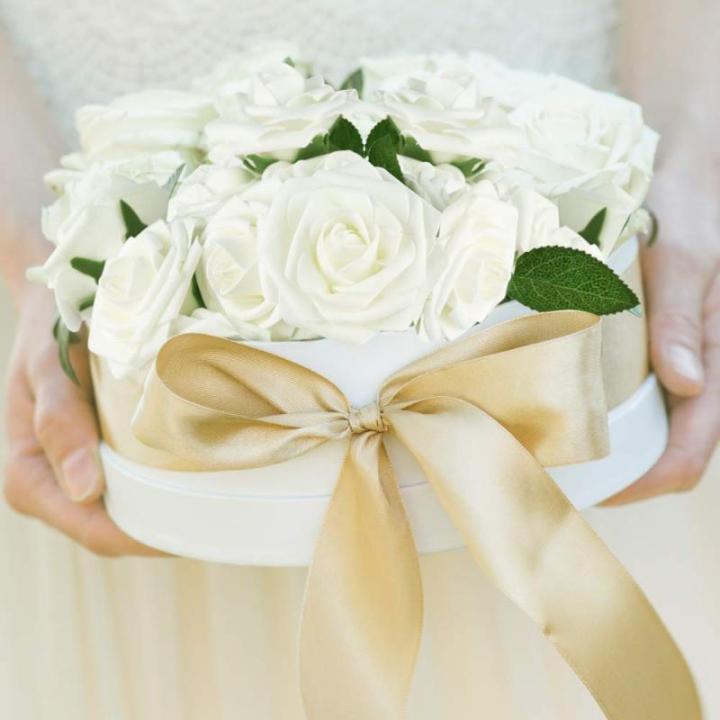50Pcs künstliche Rosenblüten, echt aussehende Elfenbein gefälschte Schaumrosen Bulk mit Stiel für Hochzeitssträuße Mittelstücke Brautdusche Home Party DIY Blumenarrangements