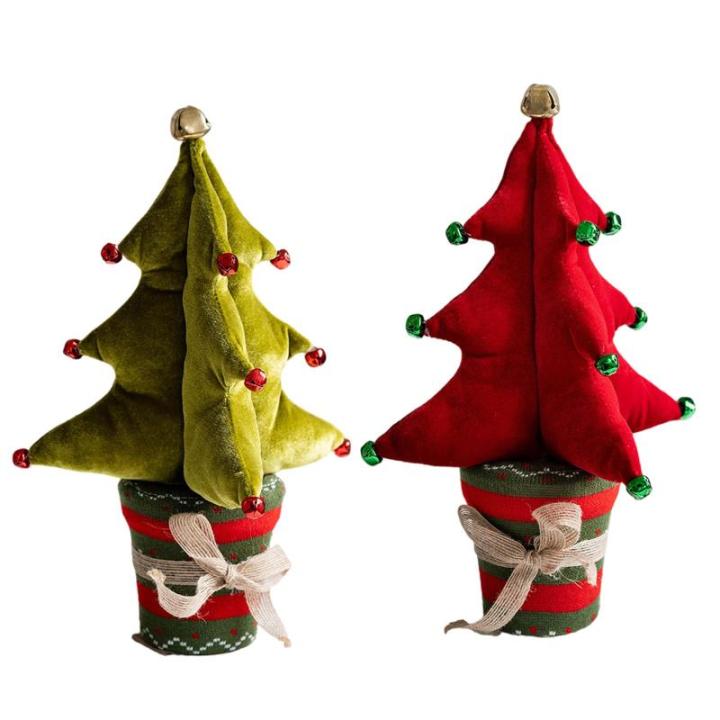 Schöner kleiner Weihnachtsbaum mit Glocken für Kamine im Innenbereich