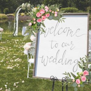 Empfang Seiden Tulpen Arrangements Hochzeit Gemischte Pfingstrosen Willkommensschild Veranstaltungsverzierungen