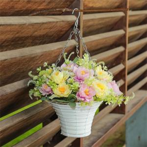 Hängende Blumenpflanze im Korb für Frühlingshochzeitsveranda-Gartenhöfe