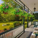 Hängende Blumenpflanze im Korb für Frühlingshochzeitsveranda-Gartenhöfe