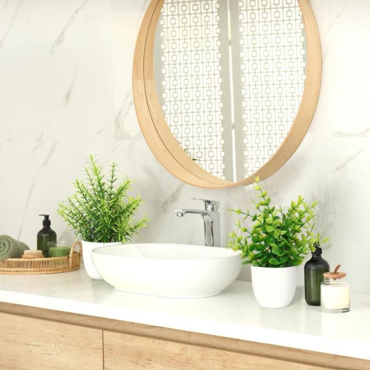 Künstliche Pflanzen mit Topf Kleine Topfpflanze 4 Stück Kunstpflanze Grünpflanzen Dekor Plastik Pflanzen Indoor Dekor für Büro Haus Balkon Wohnzimmer Badezimmer (4, Weißer To