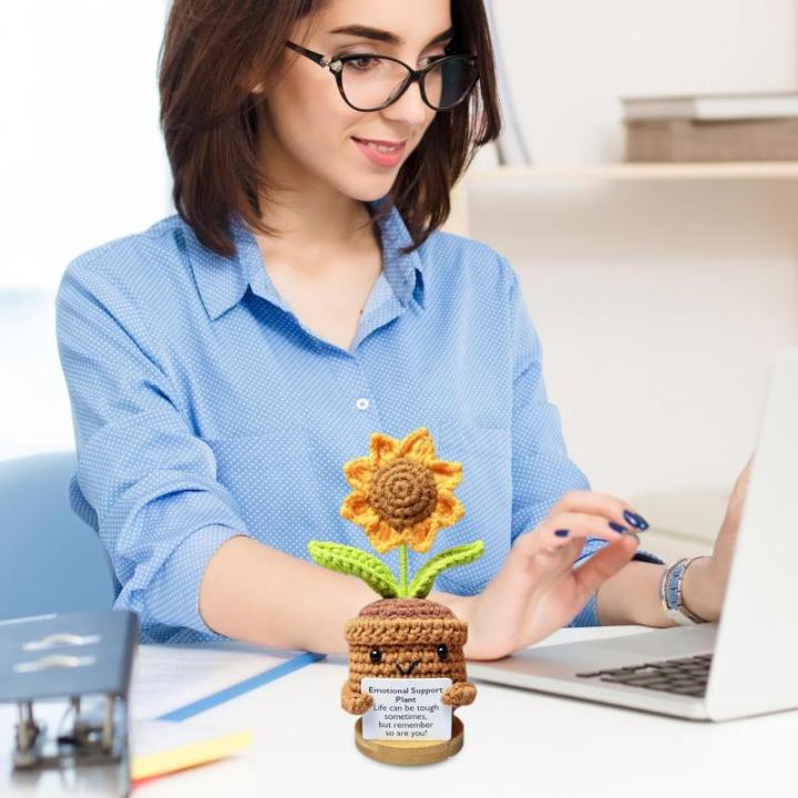 Handgefertigte Häkelblumen, Strickpuppe, Emotionale Unterstützung Lustige Häkelblume, Kleine gestrickte Schreibtischdekoration im Topf, süße gehäkelte Sonnenblumen für Kinde