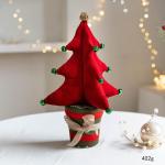 Schöner kleiner Weihnachtsbaum mit Glocken für Kamine im Innenbereich