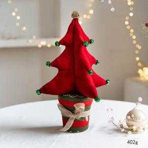 Schöner kleiner Weihnachtsbaum mit Glocken für Kamine im Innenbereich