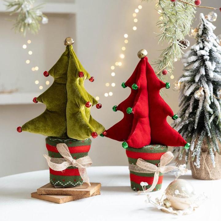 Schöner kleiner Weihnachtsbaum mit Glocken für Kamine im Innenbereich