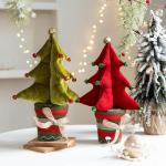 Schöner kleiner Weihnachtsbaum mit Glocken für Kamine im Innenbereich