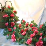 guirlande met kunstrozen, 2 stuks, 220 cm, hangende bloemen van zijde voor outdoor, indoor, bruiloft, badkamer en wanddecoratie (roze/rood)