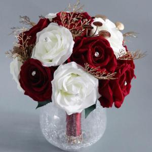 Romantischer Blumenstrauß für die Hochzeit, künstliche weiße und weinrote Rosen, Fotografie-Requisiten für Brautsträuße