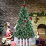 Kunstkerstboom, 210 cm, pvc, met sneeuweffect, dennenappels, kerstboom met snel op te bouwen, klapsysteem, brandvertragende kunstdennenboom met metalen standaard