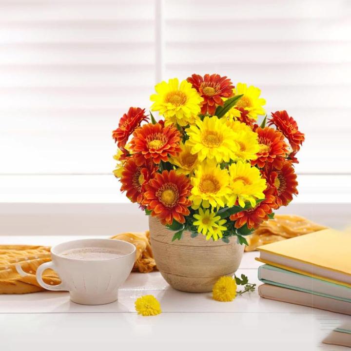 30 hoofden kunstmatige gerbera madeliefjes met dauwdruppel, 2 kleuren zijden madeliefjes die er echt uitzien met 3 vormige bladeren, nepbloemen die schitteren in het zonlicht voor