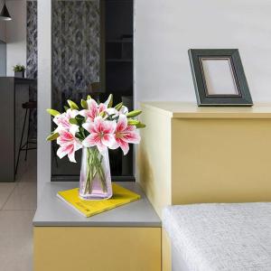 Kunstblumen Künstliche Blumen für den Innenbereich, 13,78 Zoll, künstliche Lilienblume für Büro, Tischdekoration, künstlicher Blumenstrauß aus Kunststoff, Glasvase für jede
