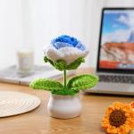 Kunstbloem roos gehaakte bloemen potplant, mini gebreide bloempot, kleine handgemaakte gehaakte bloem voor thuiskantoor tafeldecoratie, cadeau voor haar Valentijnsdag (1, wit blauw