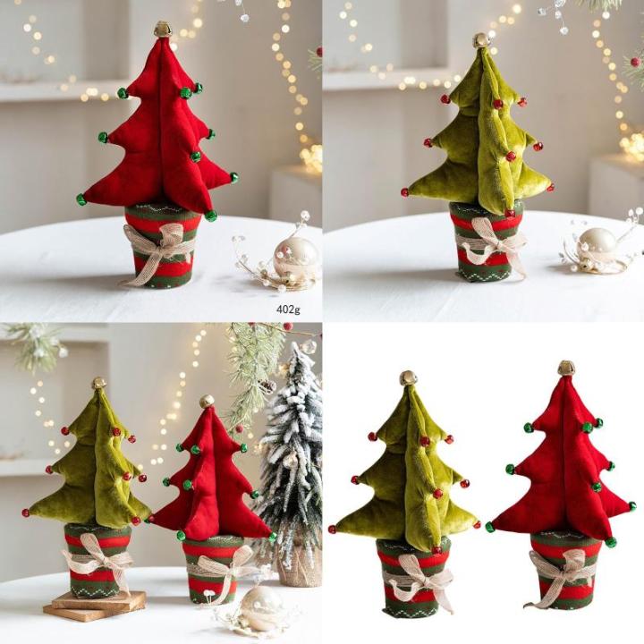 Schöner kleiner Weihnachtsbaum mit Glocken für Kamine im Innenbereich
