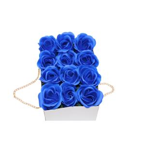 Elegantes Blumenarrangement in stilvoller Tasche mit Goldener Kette