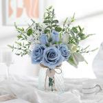 met vaas kunstmatige blauwe roos bloemen in vaas nep eucalyptus plant bloemstuk voor tafel middenstukken, babyshower, thuis keuken kantoor coffeeshop decoraties