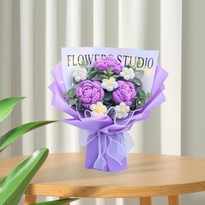 Kant-en-klare gehaakte bloemen boeket met licht handgemaakt gebreid kunstboeket. Kant-en-klaar gebreid bloemenboeket voor bruiloft, paars
