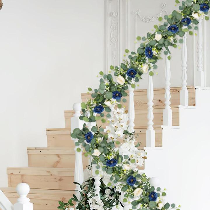 Künstliche Eukalyptus-Blumengirlande mit blau-weißen Rosen, Kunstpflanzen, Seide, Blumengirlande, Schleierkraut, Efeu-Ranken für Hochzeit, Zuhause, Weihnachten, Party, Tischläu
