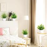 Künstliche Pflanzen mit Topf Kleine Topfpflanze 4 Stück Kunstpflanze Grünpflanzen Dekor Plastik Pflanzen Indoor Dekor für Büro Haus Balkon Wohnzimmer Badezimmer (4, Weißer To