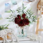 met vaas kunstmatige rode roos bloemen in vaas nep eucalyptus plant bloemstuk voor tafel middenstukken, babyshower, thuis keuken kantoor coffeeshop decoraties