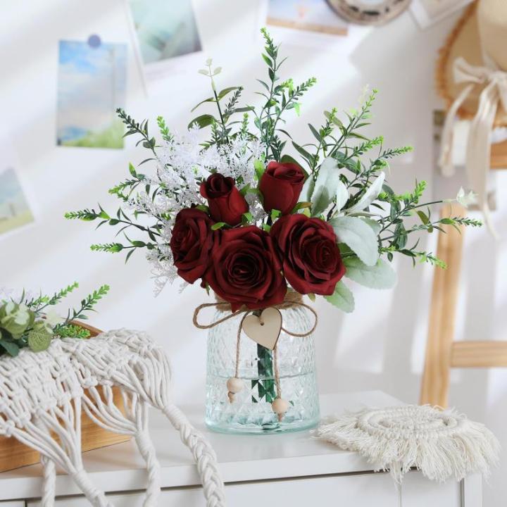 met vaas kunstmatige rode roos bloemen in vaas nep eucalyptus plant bloemstuk voor tafel middenstukken, babyshower, thuis keuken kantoor coffeeshop decoraties
