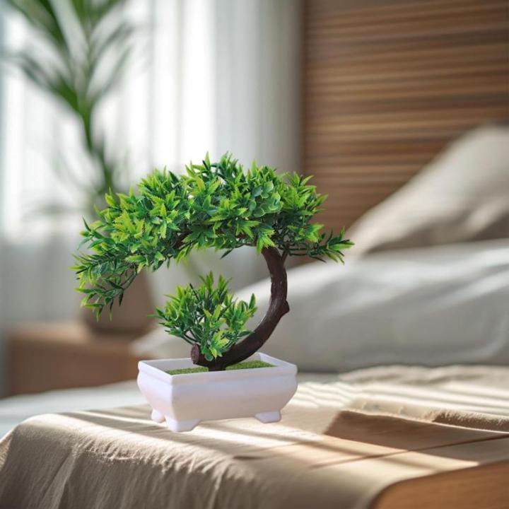 Kunstdecoratieve plant in pot, ornament, in pot voor decoratieve woonkamer, kantoor, tuin, koraalstijl