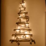 Handgemaakte kerstboom 95 cm hoog, van hazelnoothout | decoratieve hanger | met 200 cm LED-lampen | houten platen verbonden met een jute touw met een dikte van 6 mm