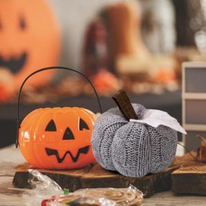 Gebreide pompoen voor herfstdecoratie, pompoendecoratie, gebreide pompoenen - levendige herfstdecoratie in oranje kleur, gezellige, warme, zachte decoratieve ornamenten voor Hallow
