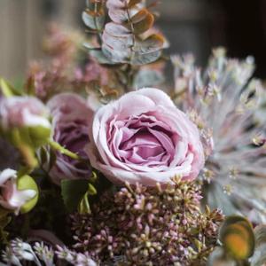 Kunstblumen Künstliche Blumen, goldene Trommelstöcke, Chrysanthemen, goldene Stabkugeln, getrocknete Blumen, Seidenkunststoff-Blumenimitationen in Einer Vase für jeden Anlass