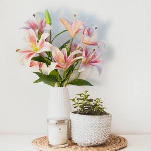 Kunstleliebloemen met 12 hoofden, lange steel kunstmatige lelies met 9 hoofden, volledige bloei, lelie en 3 lelieknoppen, namaakboeketten voor thuis, hotel, bloemstuk, feestdecorat