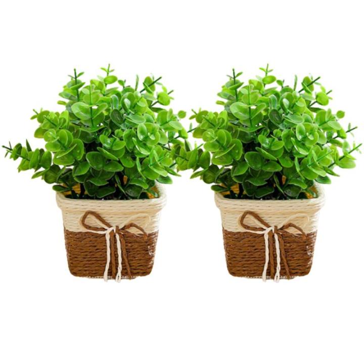 Künstliche Blüten in Töpfen 2pcs kleine realistische künstliche Eukalyptusblatt rustikaler Kunststoffpflanzen mit Weaven -Topf gefälschte Bonsai -Pflanzen Hochzeitstisch Dekor
