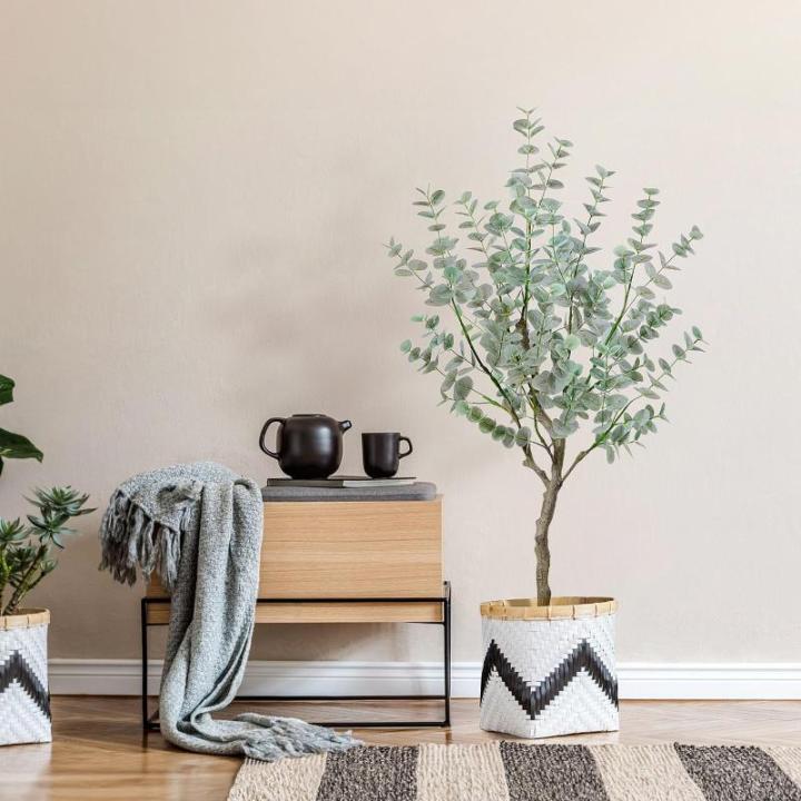 Kunstmatige eucalyptusboom 1,2 m hoge nep zilveren dollar bladeren eucalyptusplanten kunstzijde eucalyptus stengels, komen met geweven zeegras buikmand kunstplant voor huisdecorati