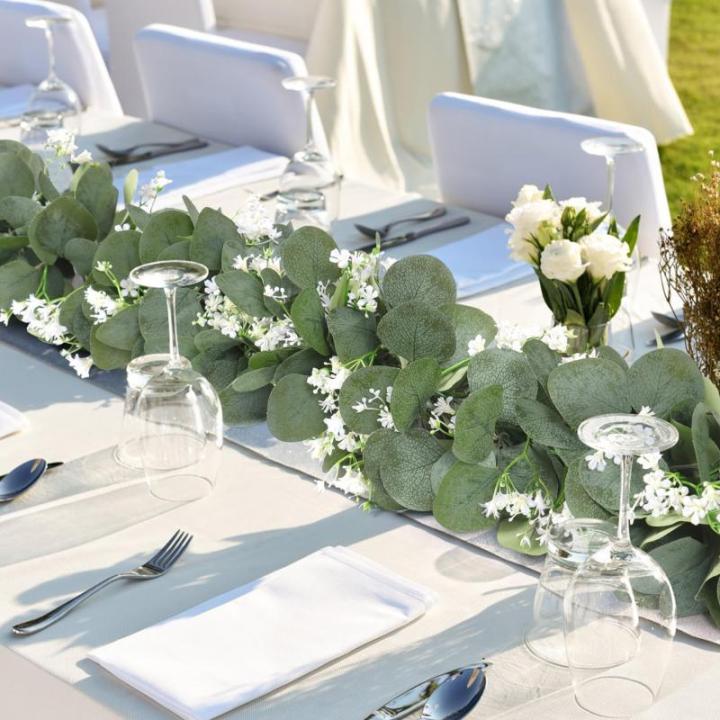 Kunstmatige eucalyptus slingers met witte bloemen, 2 stuks, versleuteld groen, hangende slingers, eucalyptusplant, slingers voor bruiloftsboog, tafeldecoratie (groen en wit, 2 stuk